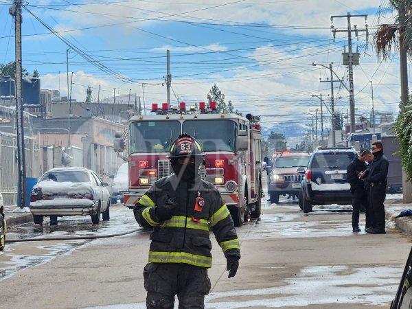 Fuego consume vivienda en Villa Juárez; rescatan a mujer y a su mascota