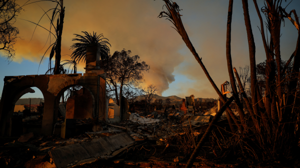 Aumenta a 11 la cifra de muertos por los incendios forestales en Los Ángeles