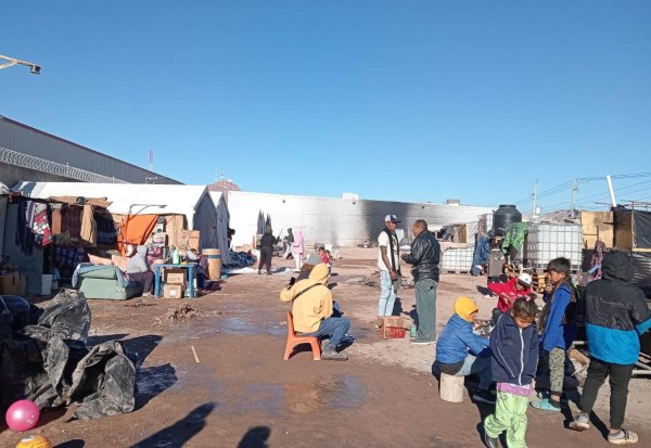 Migrantes enfrentan condiciones muy difíciles por el frío en el campamento provisional del Juan Pablo II