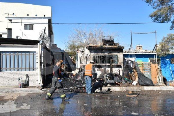 Sofocan Bomberos incendio en casa-habitación; llamas provocan también daños en pick-up