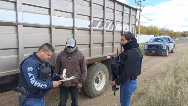 Reconocen nogaleros a policías por brindar seguridad durante la cosecha de la nuez