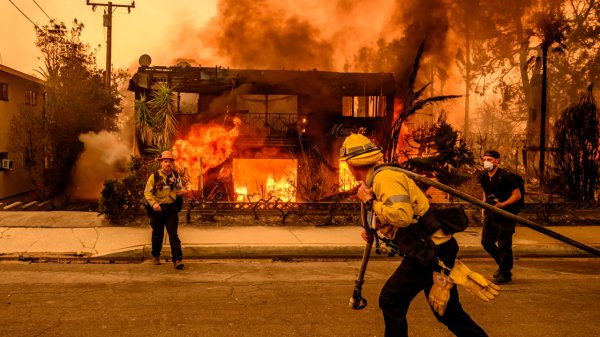 Gobernador de California agradece a Sheinbaum ayuda mexicana para combatir incendios forestales