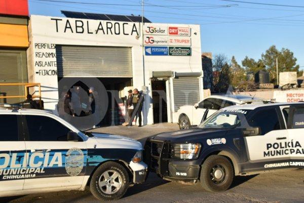 Aseguran a 4 sujetos por beber en establecimiento de venta de tablaroca