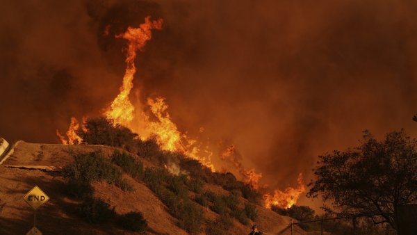 Madre intenta sin éxito salvar a su hijo de una casa alcanzada por los devastadores incendios