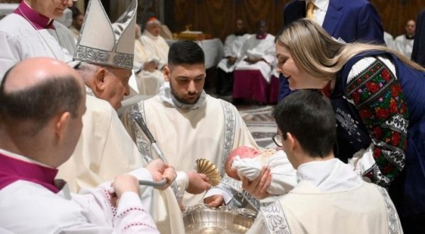 El Papa bautiza a 21 niños