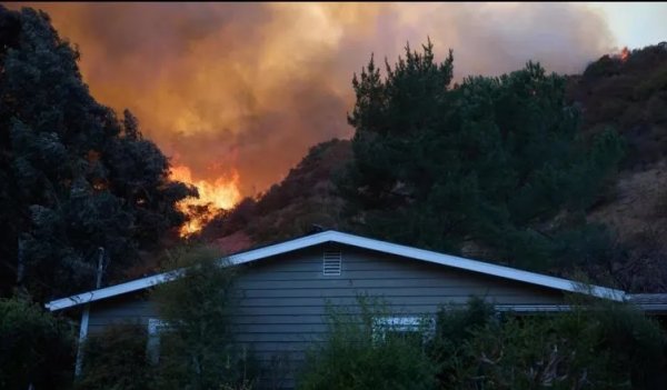 Aumenta a 16 la cifra de muertos por los incendios en Los Ángeles