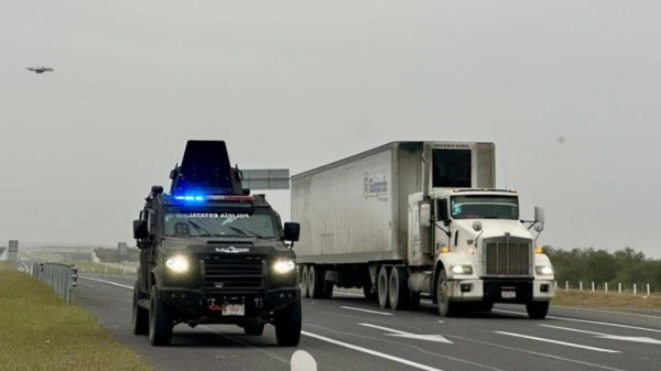 Tarde violenta en Nuevo León: se registran autos incendiados y un enfrentamiento armado en carretera