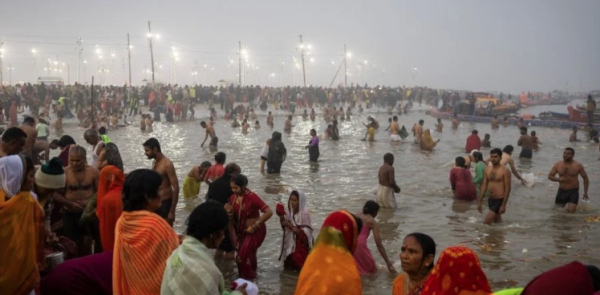 Arranca el festival hindú con una oleada de peregrinos que llegan a los ríos del Ganges y Yamuna