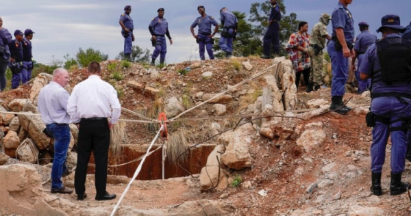 Mueren 100 hombres atrapados en una mina de oro que explotaban ilegalmente en Sudáfrica