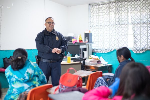 Regresan policías DARE a escuelas tras inicio de clases