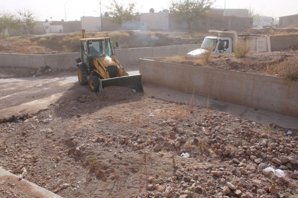 Retira Municipio basura y escombro de arroyos al norte de la ciudad