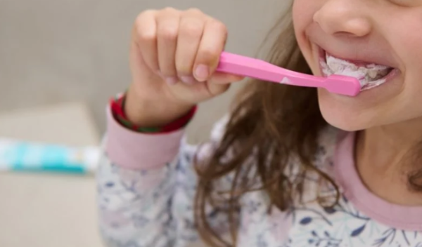 Denuncian a Crest y Colgate por presencia de flúor en pastas de dientes y enjuagues bucales para niños