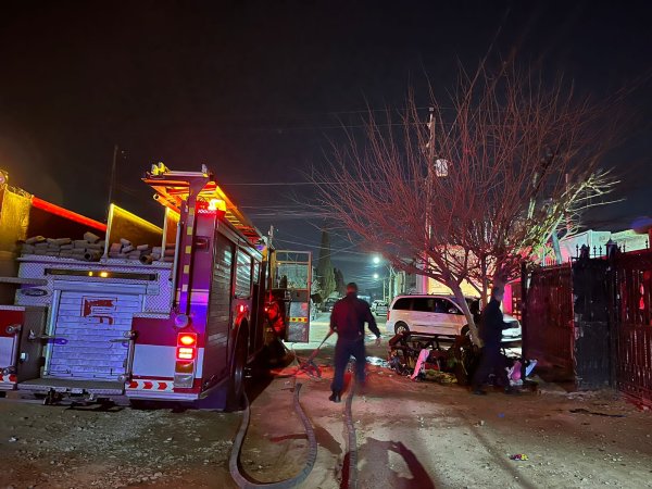 Agentes municipales salvan a familia de voraz incendio