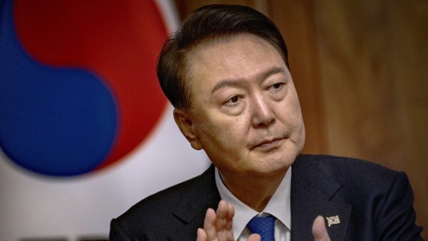 Detienen al destituido presidente de Corea del Sur