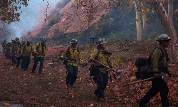 Los incendios de Los Ángeles resisten a los fuertes vientos entre aluviones de donaciones