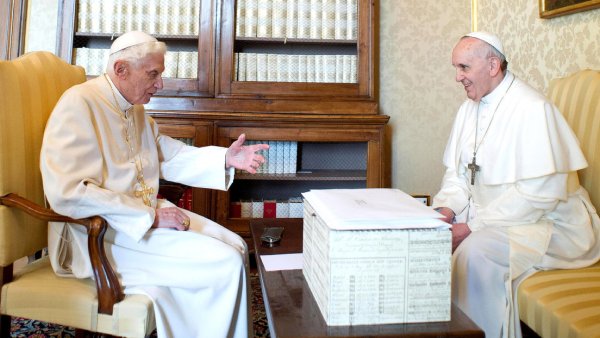 El papa confirma tener archivos sobre 