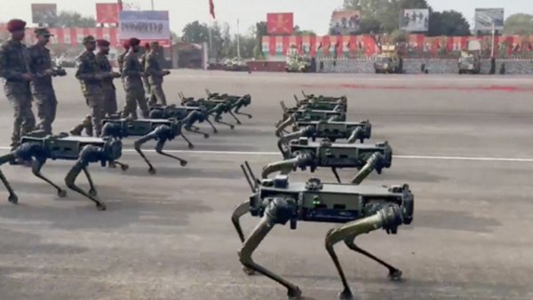 Ejército de la India exhibe un escuadrón de perros robots durante desfile (video)