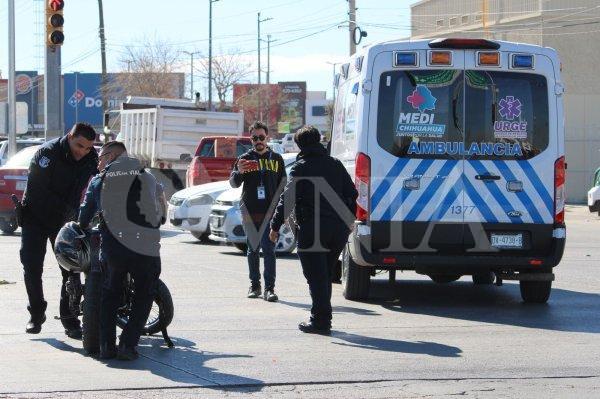 Mujer cierra la circulación a motocicleta y provoca fuerte accidente