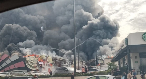 Reportan incendio en plaza comercial en Culiacán cerca del Congreso de Sinaloa