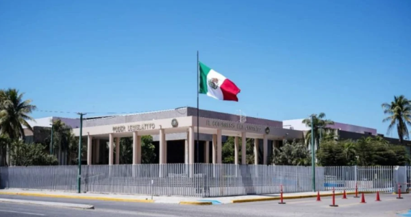 Abandonan el cuerpo de un exagente de la fiscalía estatal frente al Congreso de Sinaloa; había sido privado de la libertad