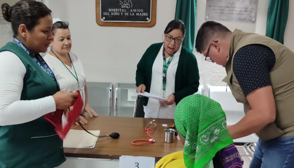 Primera médica rarámuri de Chihuahua labora en hospital del IMSS Bienestar