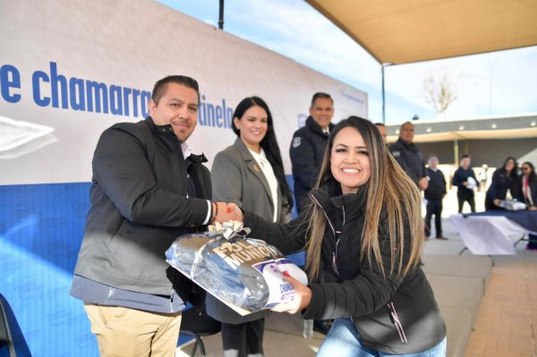 Encabeza SSPE entrega de chamarras Centinela a 38 policías municipales