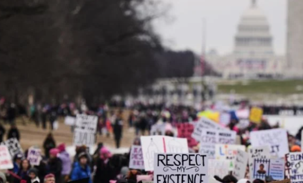 Decenas de miles de personas se manifiestan en Washington antes de la investidura de Trump