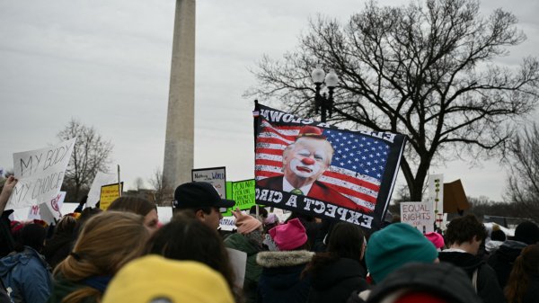 Miles marchan en Washington en contra de Donald Trump