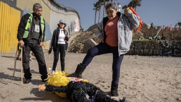 Protestan en Tijuana contra deportaciones masivas al tiempo que le pegan a una piñata de Trump