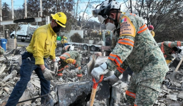 Mexicanos continúan en labores de contención de incendios en California: trabajan en el mapeo y retiro de escombros