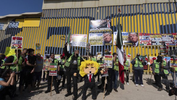 Protestas, piñatas y cautela: así están las fronteras ante la llegada de Trump