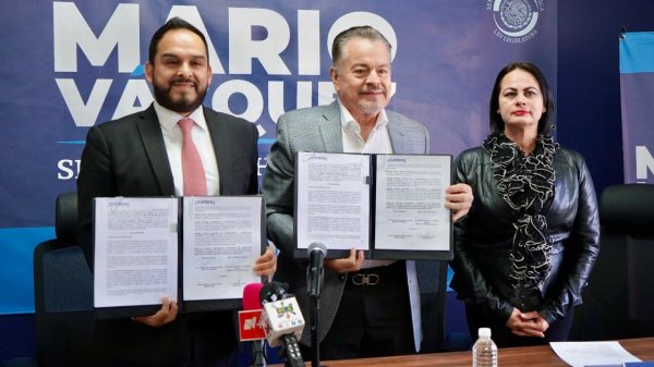 Firma Mario Vázquez convenio de capacitación gratuita del ICATECH en oficios y habilidades laborales