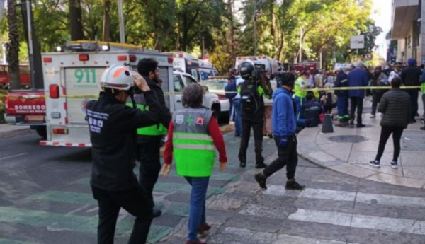 Se incendia edificio sobre Paseo de la Reforma; 40 personas son atendidas