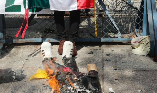 Queman piñata de Trump en la embajada de Estados Unidos en México durante protesta contra sus políticas antimigratorias