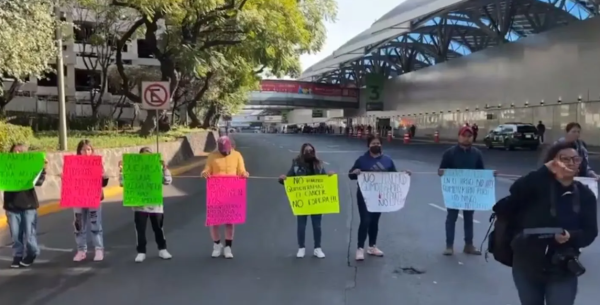 Protestan en el AICM; reclaman medicamentos