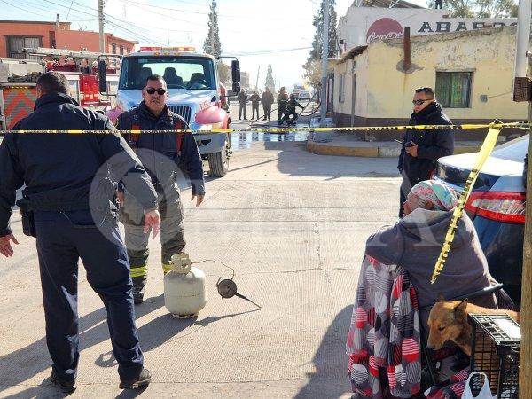 Policías municipales salvan a mujer tras fuerte incendio en vivienda