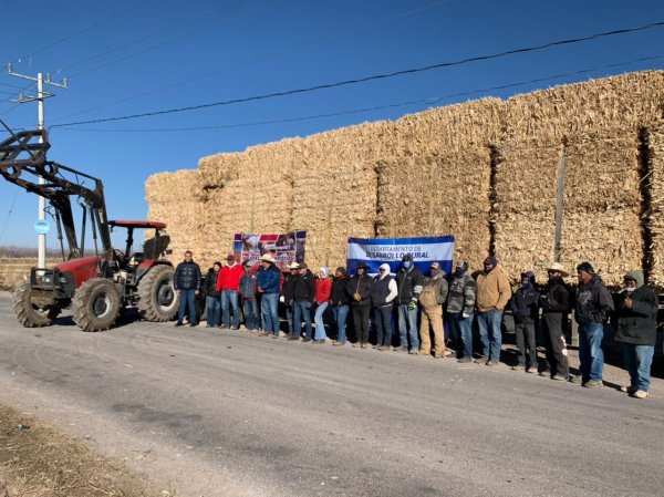 Entregan 150 pacas de rastrojo a productores de Meoqui