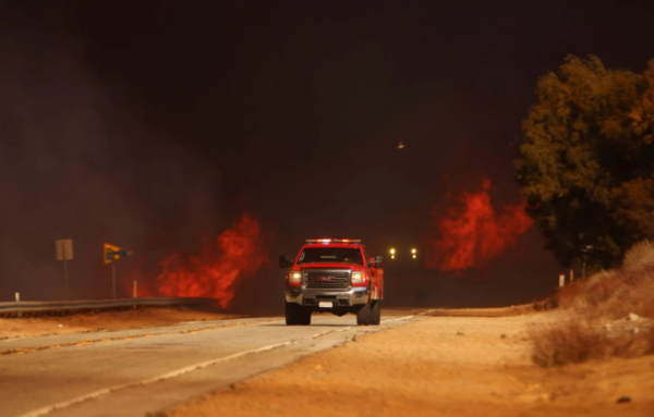 Más de 50 mil personas bajo órdenes o aviso de evacuación por incendio al norte de Los Ángeles