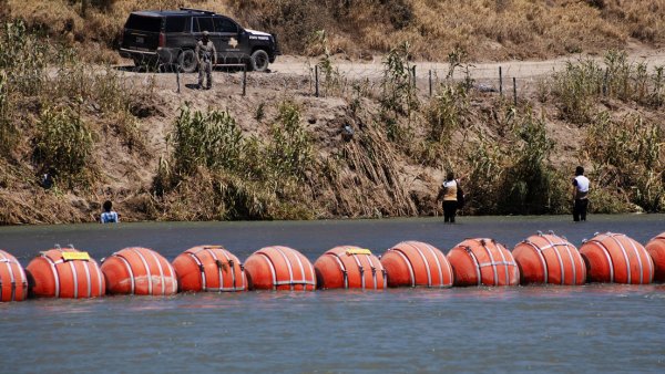 Texas refuerza su 'muro flotante' con nuevas boyas sobre el río Bravo (videos)