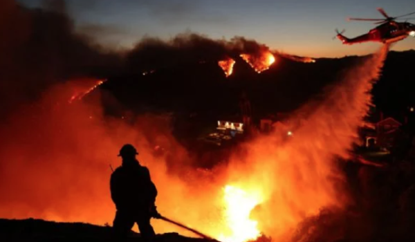 Nuevos incendios en Los Ángeles provocan más desalojos; suman 28 muertos