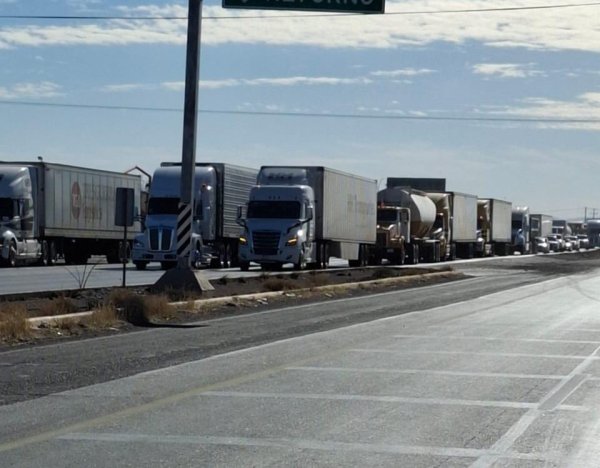 Productores lecheros toman carretera 45 en Meoqui