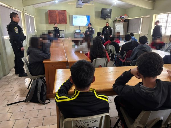 Promueven policías antipandillas valores en estudiantes de secundaria