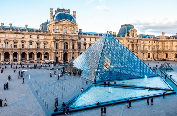 El Museo de Louvre ya es obsoleto y tiene una saturación de visitantes, dice su administración