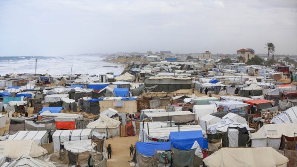 Miles de palestinos se refugian en asentamientos improvisados en la costa de Gaza (videos)