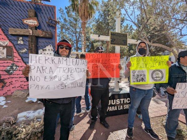 Se manifiestan trabajadores del Sindicato Municipal de Camargo afuera de Palacio; piden destitución de Jorge Aldana por despido injustificado