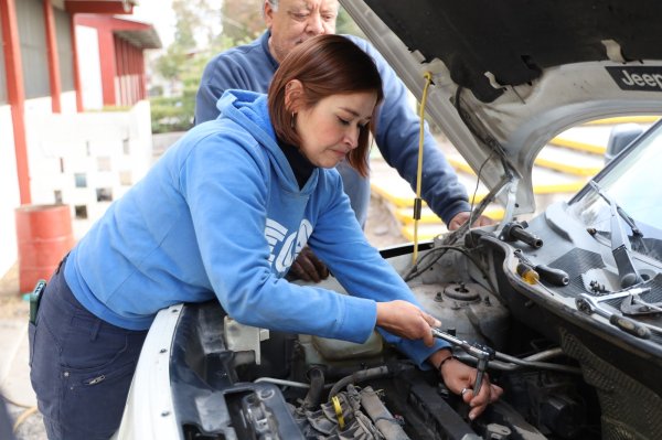 Capacitan Municipio a mujeres con curso de mecánica automotriz