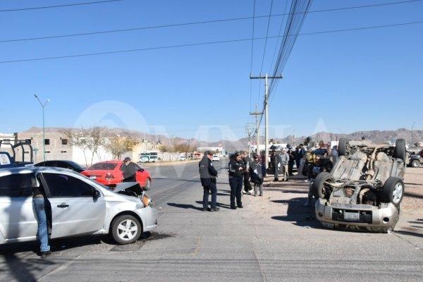 Vuelca camioneta en la avenida Imperio, no hay heridos de consideración