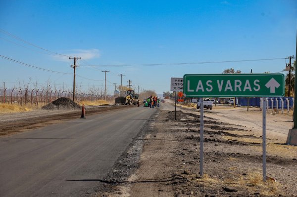 Jesús Valenciano supervisa trabajos de pavimentación de la carretera Delicias-Las Varas