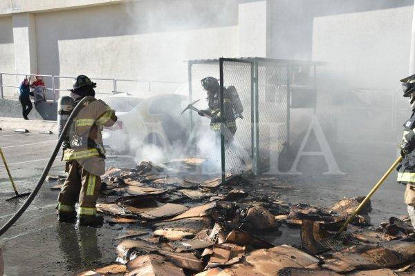 Arde cartón en estacionamiento de plaza Sendero; fuego daña un vehículo