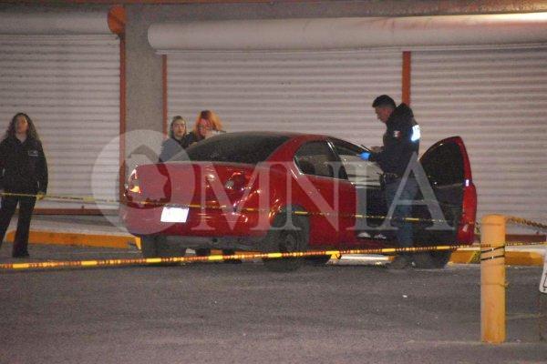 Acribillan a conductor en estacionamiento de plaza comercial